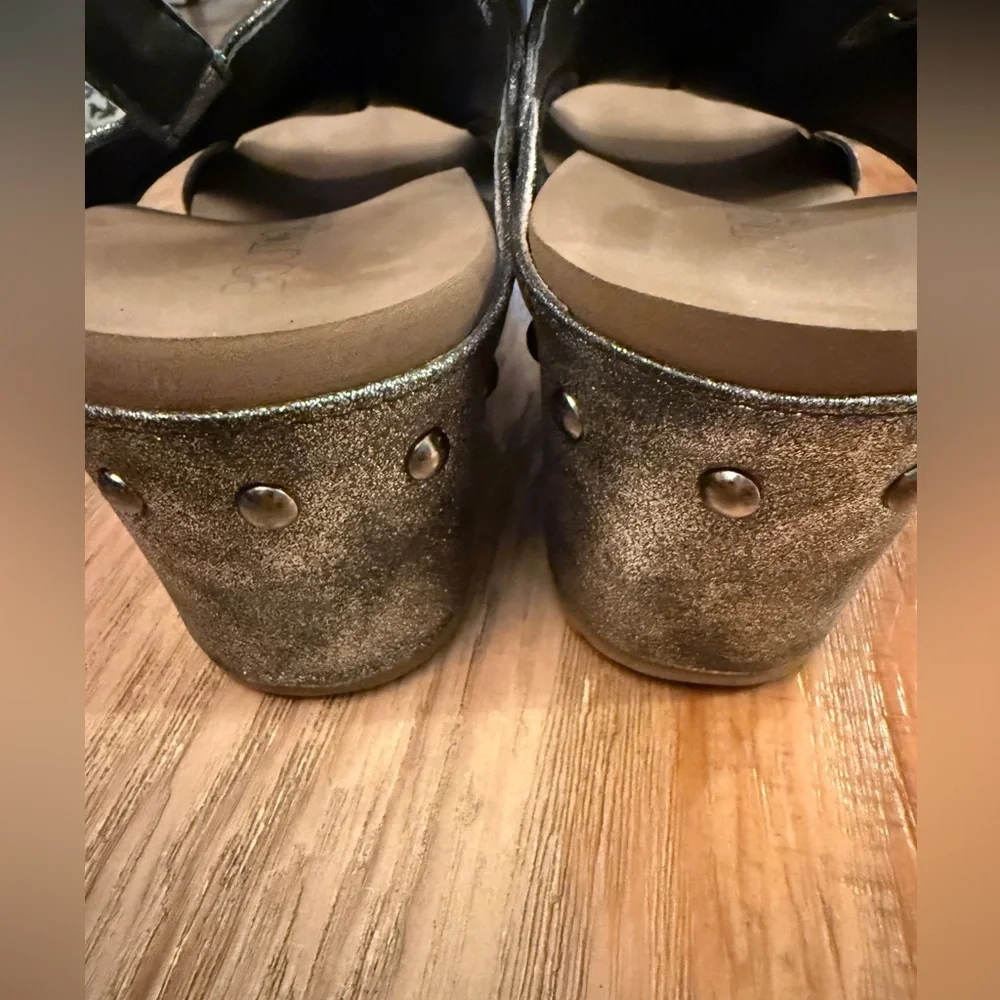 Corkys Silver Metallic T-Strap Sandals with Cushioned Footbed - Picture 3 of 5